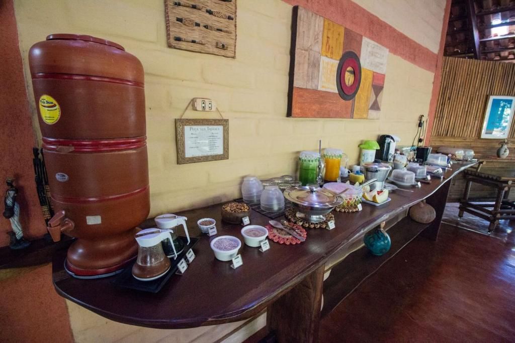 Café da manhã com filtro de barro, sucos naturais e tapioca